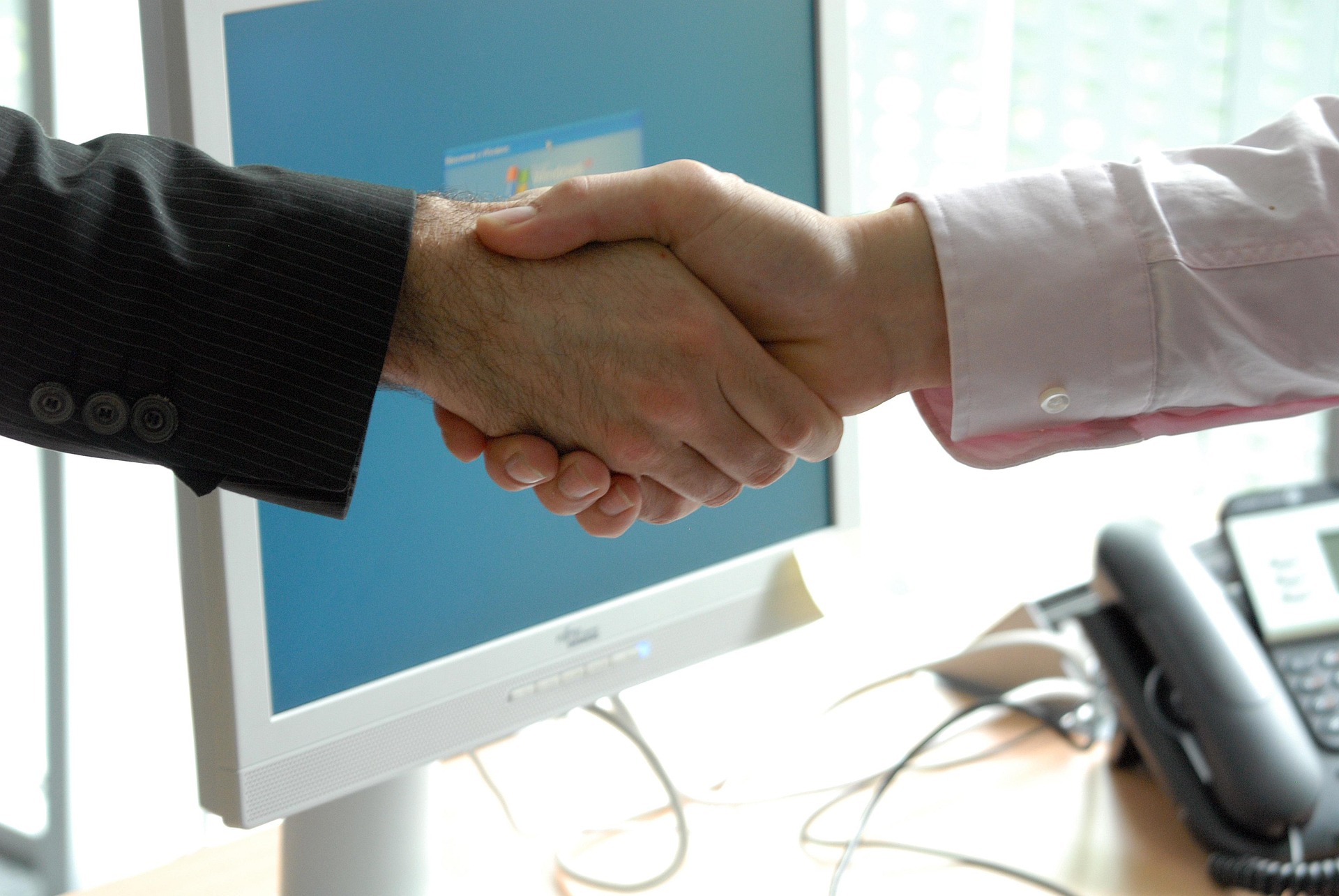 Accord professionnel symbolisé par une poignée de main